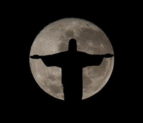 “月圓之夜”下的基督像:靜謐而宏偉 朦朧又皎潔